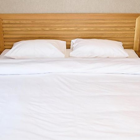 Hotel Eden 름니쿠 서라트 외부 사진