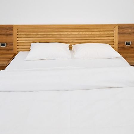 Hotel Eden 름니쿠 서라트 외부 사진