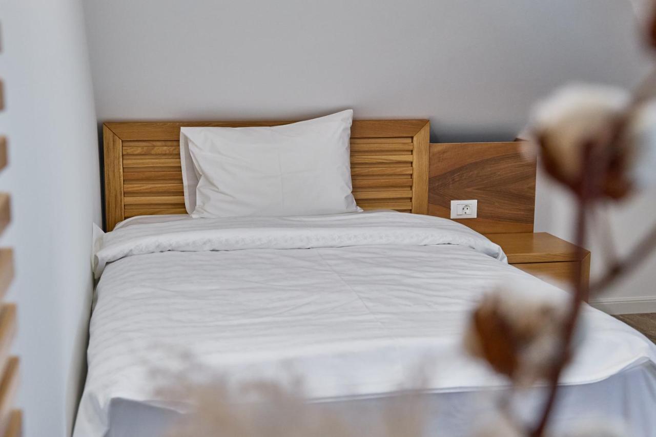 Hotel Eden 름니쿠 서라트 외부 사진