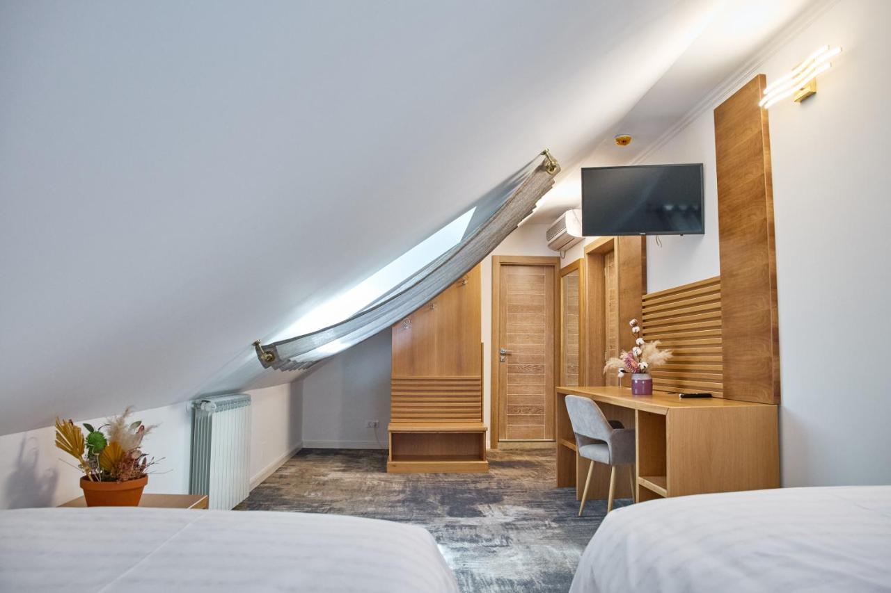Hotel Eden 름니쿠 서라트 외부 사진