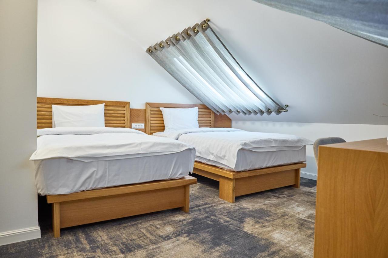 Hotel Eden 름니쿠 서라트 외부 사진