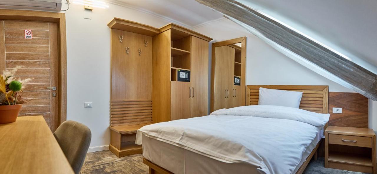 Hotel Eden 름니쿠 서라트 외부 사진