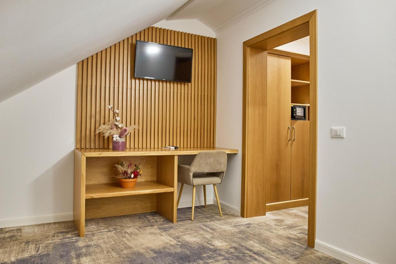 Hotel Eden 름니쿠 서라트 외부 사진