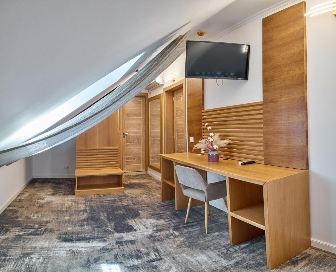 Hotel Eden 름니쿠 서라트 외부 사진