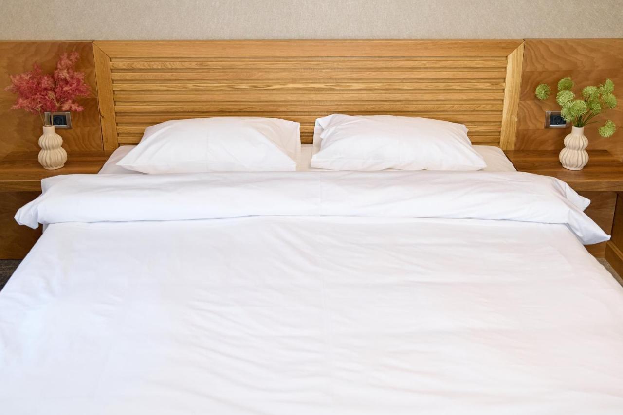 Hotel Eden 름니쿠 서라트 외부 사진