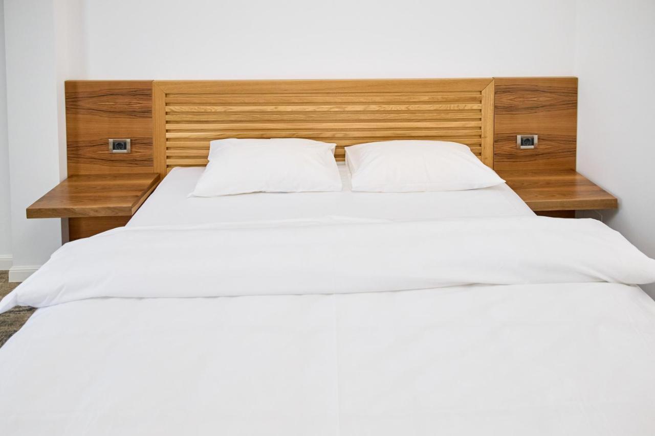Hotel Eden 름니쿠 서라트 외부 사진