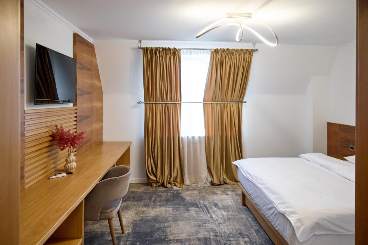 Hotel Eden 름니쿠 서라트 외부 사진