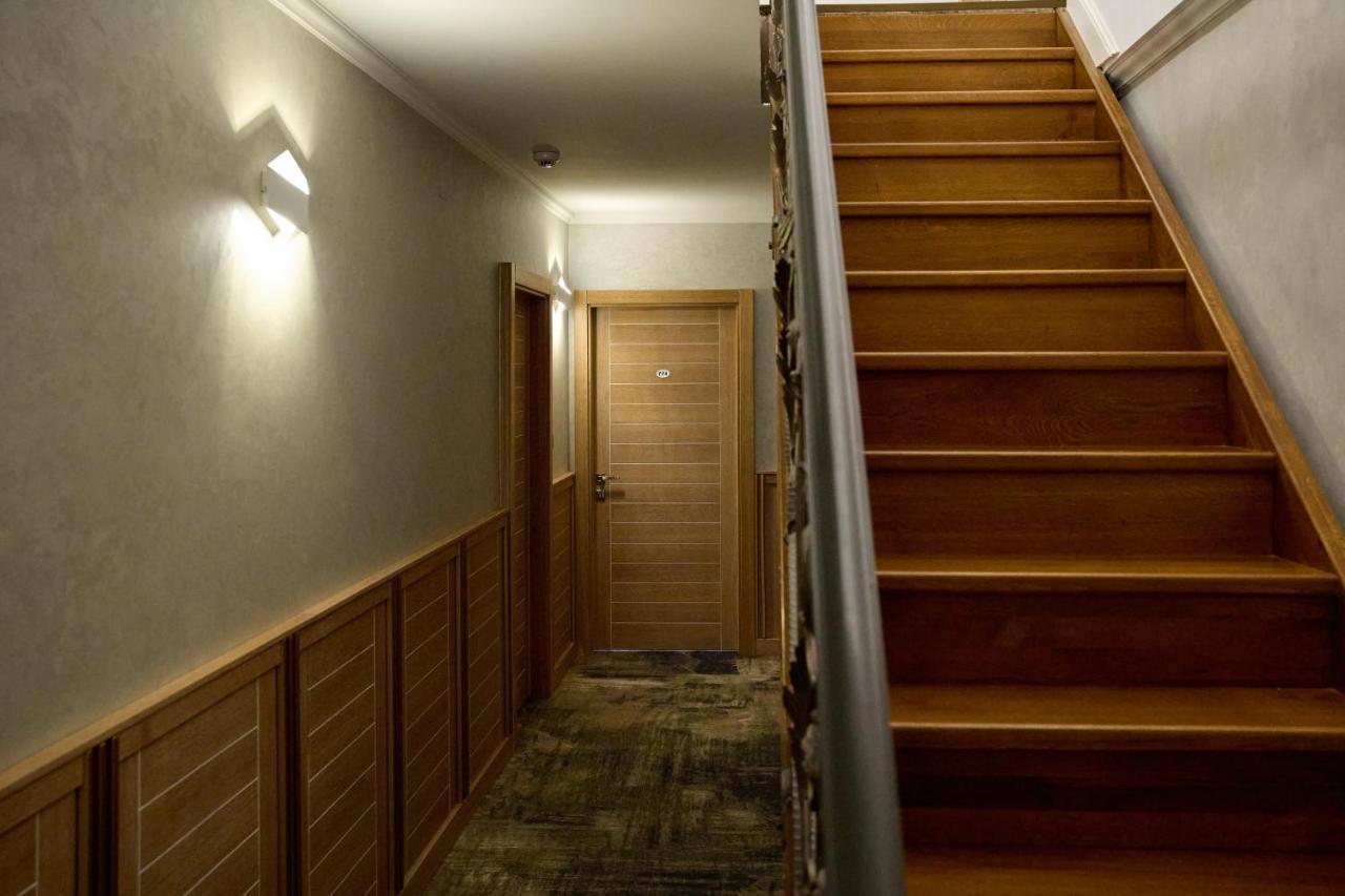 Hotel Eden 름니쿠 서라트 외부 사진