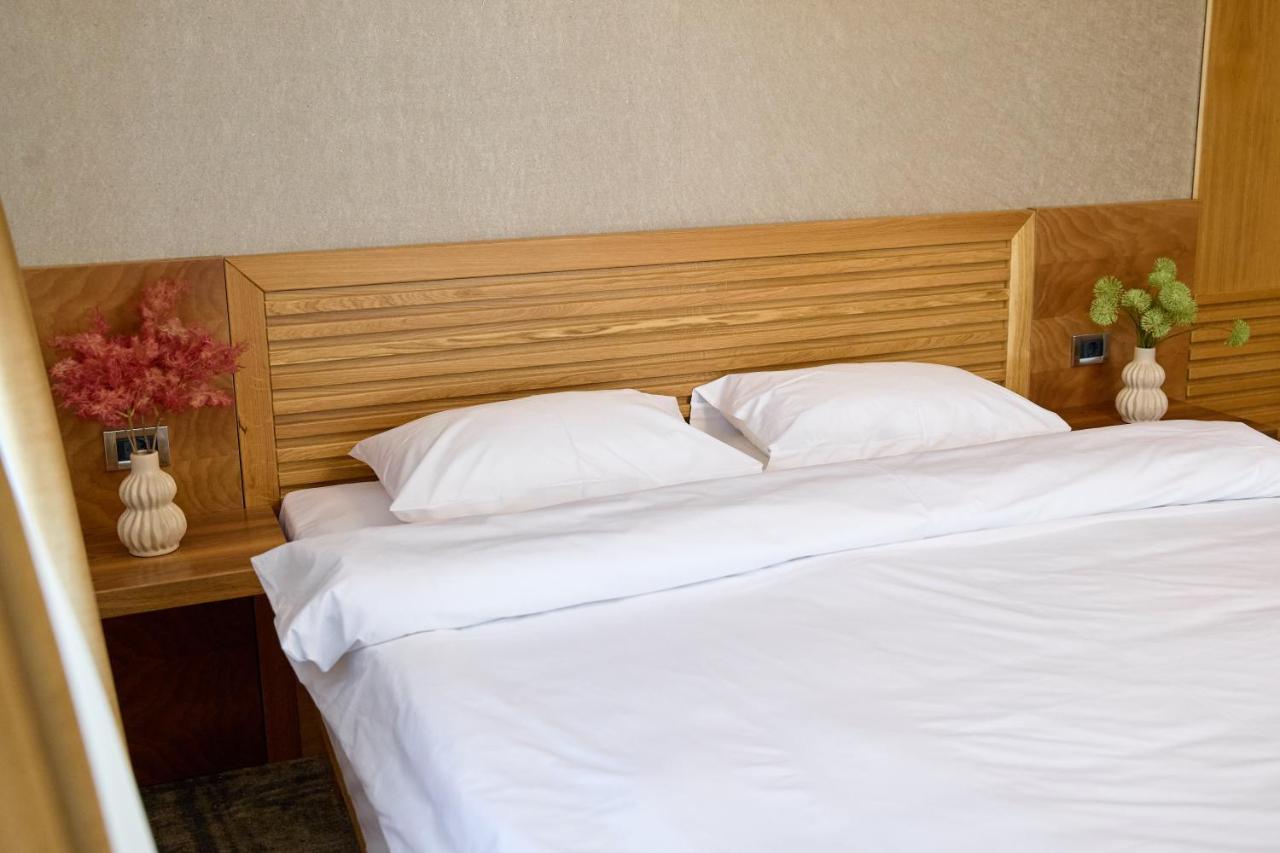 Hotel Eden 름니쿠 서라트 외부 사진
