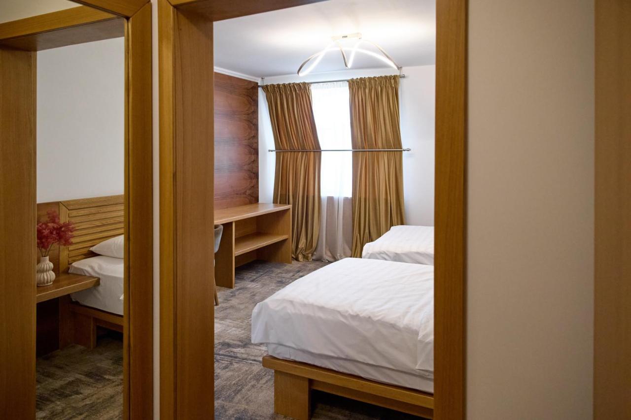 Hotel Eden 름니쿠 서라트 외부 사진