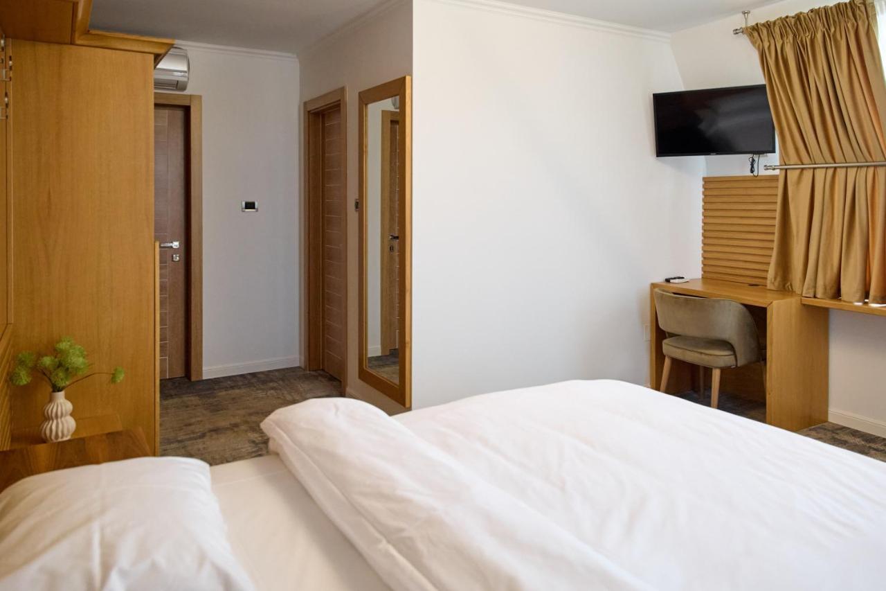 Hotel Eden 름니쿠 서라트 외부 사진