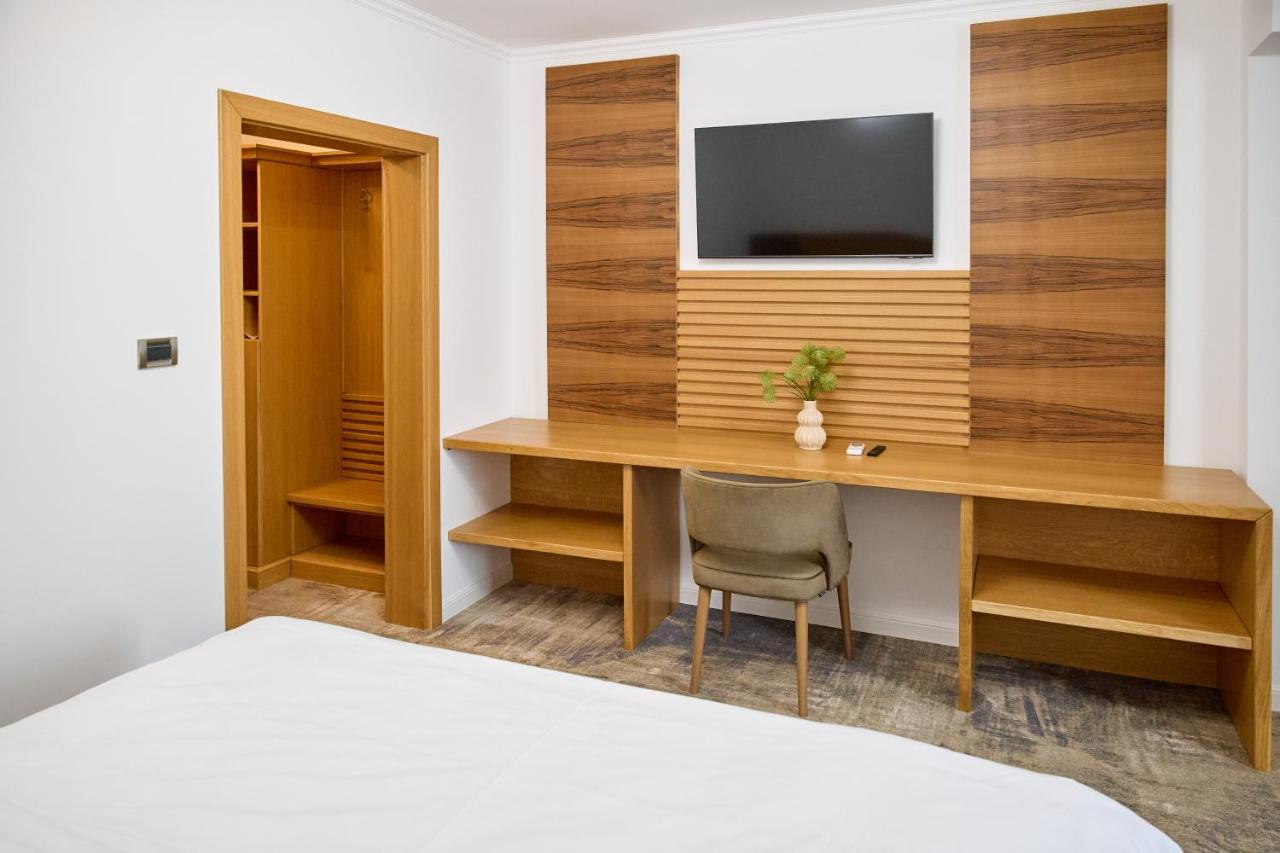 Hotel Eden 름니쿠 서라트 외부 사진