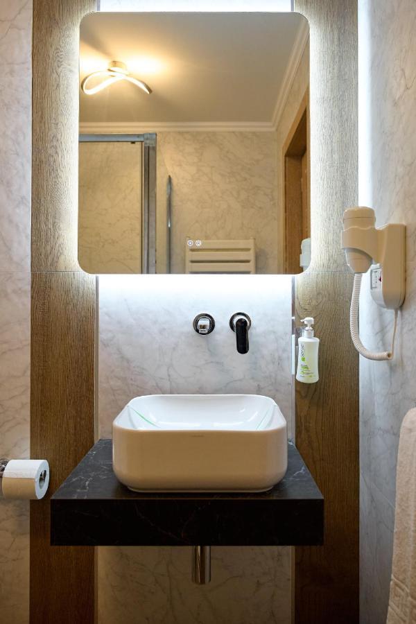 Hotel Eden 름니쿠 서라트 외부 사진