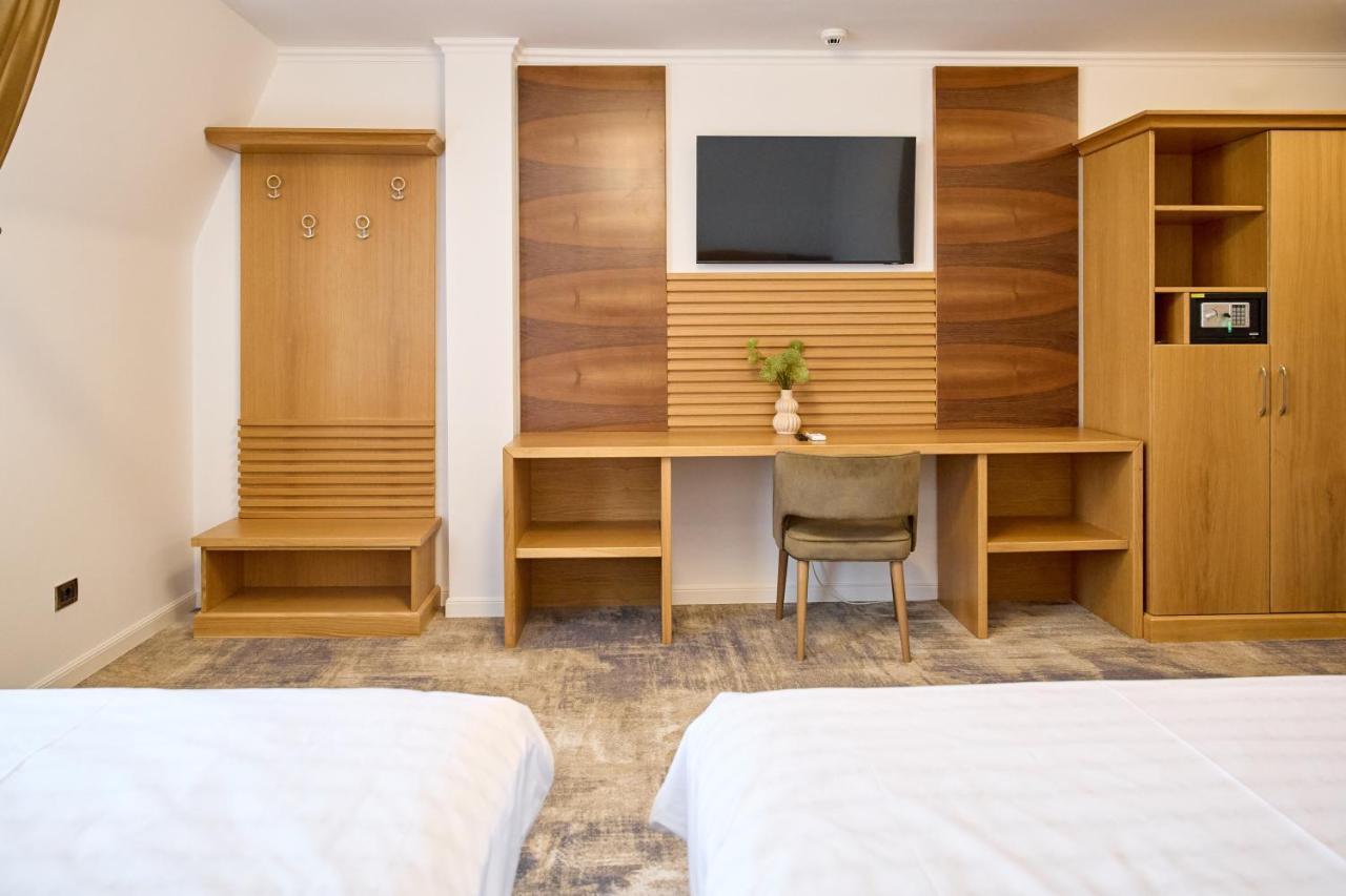 Hotel Eden 름니쿠 서라트 외부 사진
