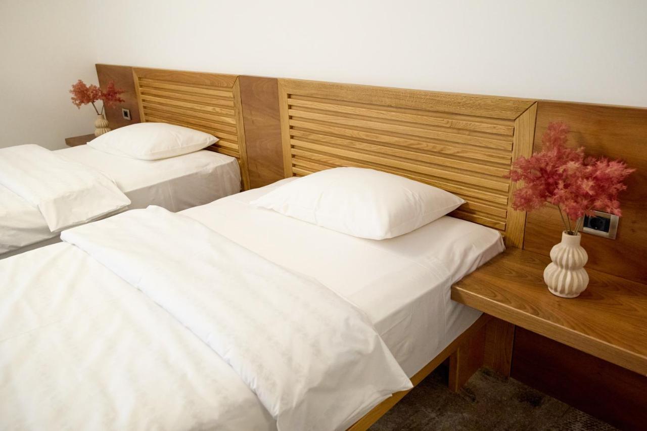 Hotel Eden 름니쿠 서라트 외부 사진
