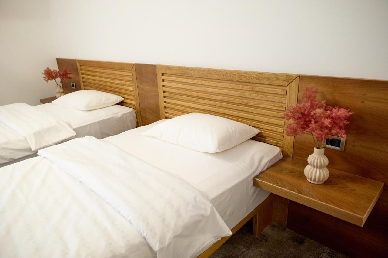 Hotel Eden 름니쿠 서라트 외부 사진