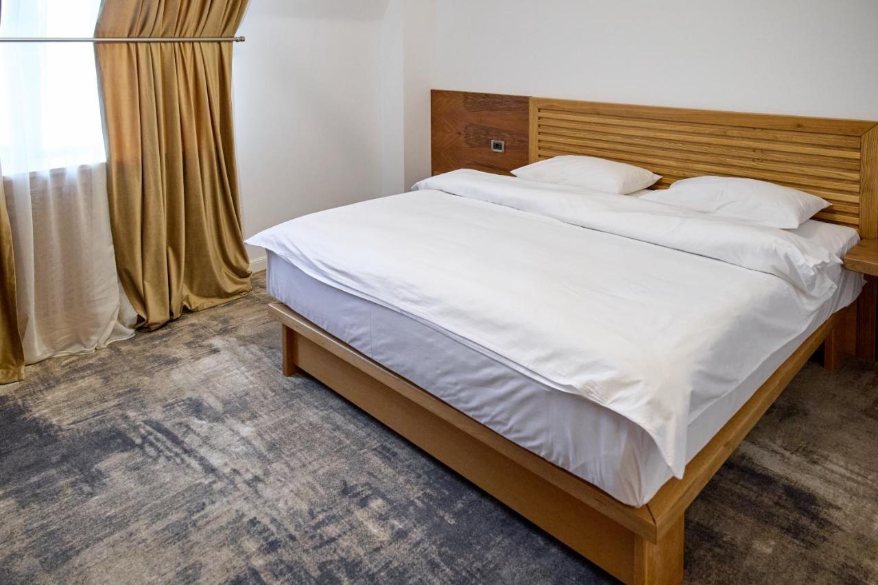 Hotel Eden 름니쿠 서라트 외부 사진