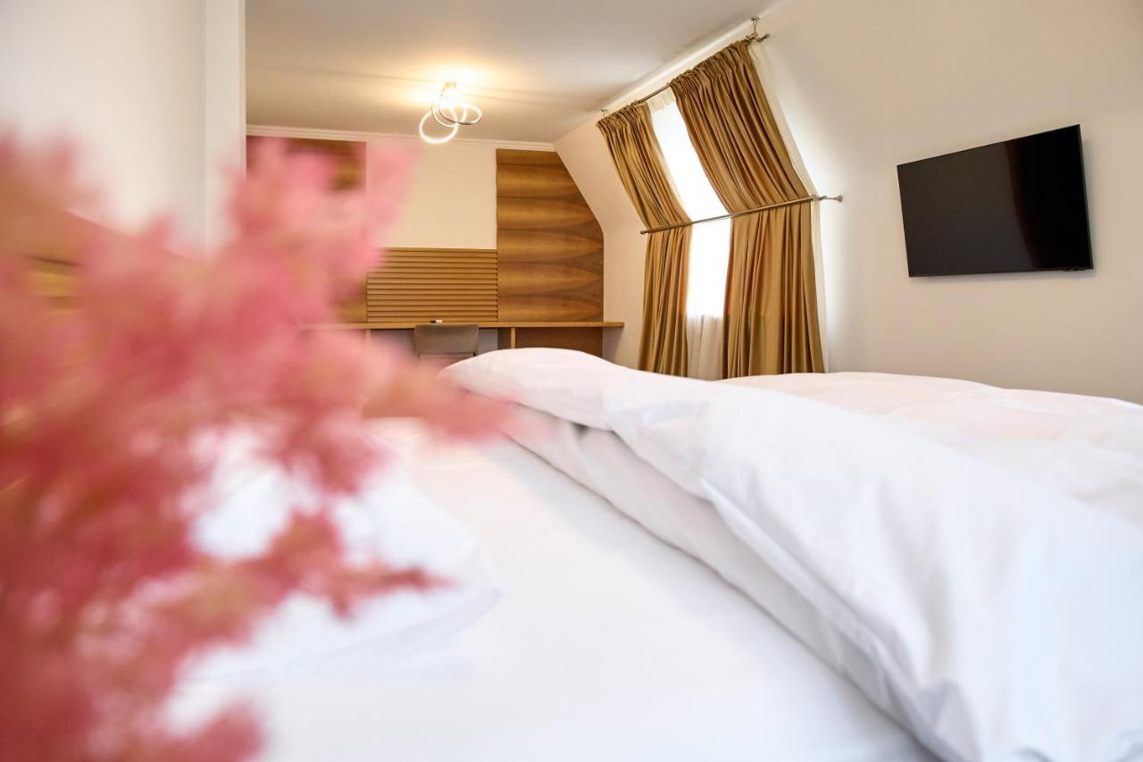 Hotel Eden 름니쿠 서라트 외부 사진