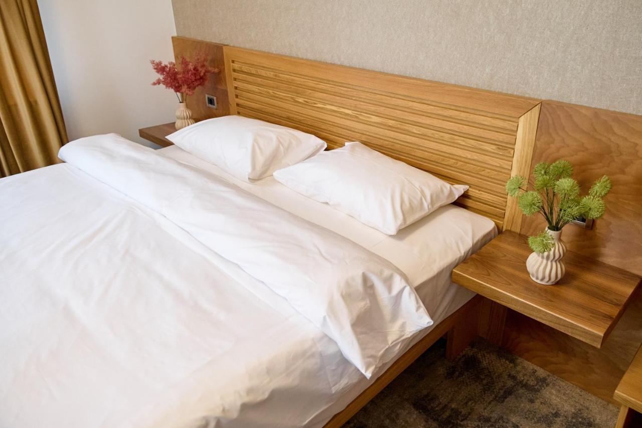 Hotel Eden 름니쿠 서라트 외부 사진
