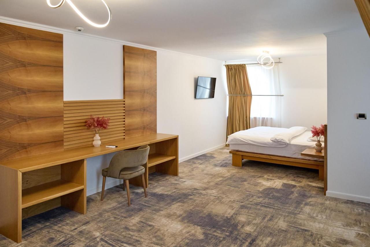 Hotel Eden 름니쿠 서라트 외부 사진
