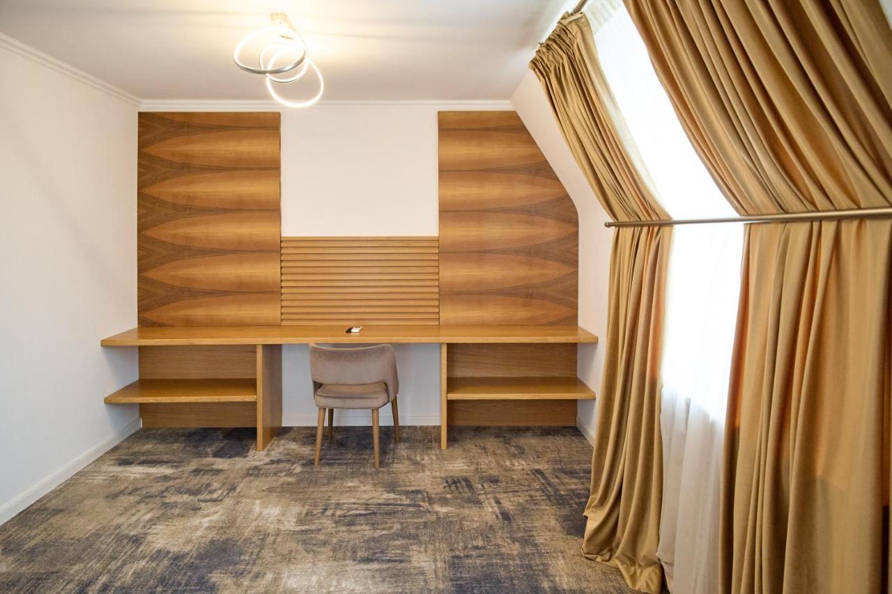 Hotel Eden 름니쿠 서라트 외부 사진